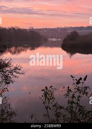 Blick über den unteren Fluss Ely vom Ely Trail at Dawn, Cardiff, Wales. Stockfoto