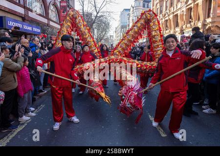 Februar 2025. London, Großbritannien. Künstler nehmen an der jährlichen chinesischen Neujahrsparade Teil, die das Jahr der Schlange feiert. Foto: Ray Tang Stockfoto