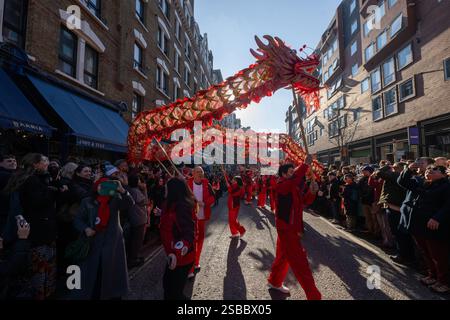 Februar 2025. London, Großbritannien. Künstler nehmen an der jährlichen chinesischen Neujahrsparade Teil, die das Jahr der Schlange feiert. Foto: Ray Tang Stockfoto