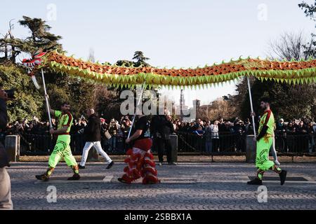 Mailand, die Parade für die Feierlichkeiten des chinesischen Neujahrs mit dem Tanz des Drachen und des Löwen im Jahr der Holzschlange am Arco della Pace. Auf dem Foto: Der Drache unter der Menge Stockfoto