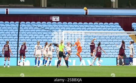Birmingham, Großbritannien. Februar 2025. Aston Villa setzte sich am 2. Februar 2025 für einen Equalizer beim Women's Super League Spiel zwischen Aston Villa Women und Chelsea Women im Villa Park in Birmingham ein. Foto von Stuart Leggett. Nur redaktionelle Verwendung, Lizenz für kommerzielle Nutzung erforderlich. Keine Verwendung bei Wetten, Spielen oder Publikationen eines einzelnen Clubs/einer Liga/eines Spielers. Quelle: UK Sports Pics Ltd/Alamy Live News Stockfoto