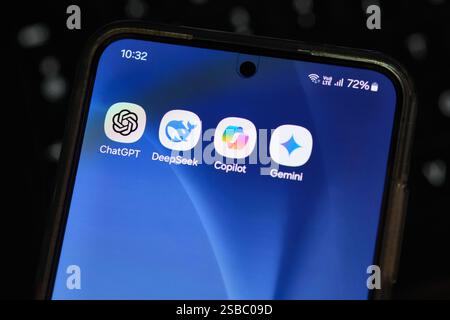 Der Bildschirm eines Smartphones mit den KI-Apps vertieft Chat gemini Copilot Stockfoto