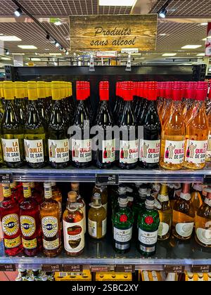 Paris, Frankreich, Nahaufnahme, Französische nicht-alkoholische Weine Flaschen im Monoprix Supermarkt zu sehen Stockfoto