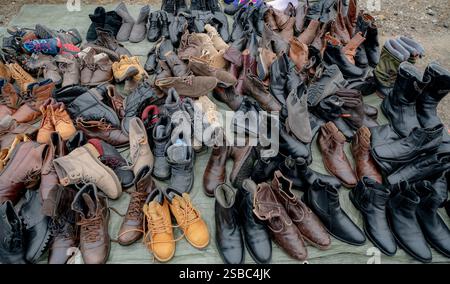 Hunedoara, Rumänien - 25. Januar 2025: Menschenmenge und verschiedene Gegenstände, Spielzeug, Werkzeuge und Elektronik auf einem Flohmarkt. Stockfoto