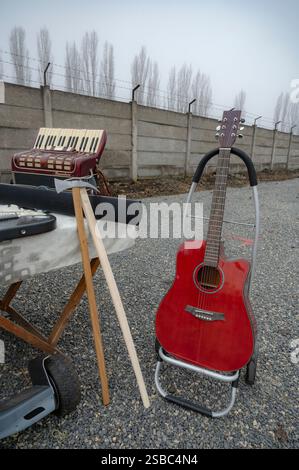 Hunedoara, Rumänien - 25. Januar 2025: Menschenmenge und verschiedene Gegenstände, Spielzeug, Werkzeuge und Elektronik auf einem Flohmarkt. Stockfoto