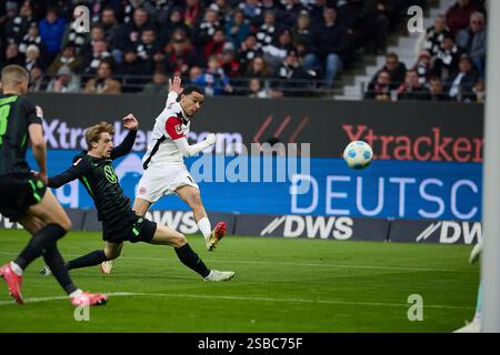 Hugo Ekitike (SG Eintracht Frankfurt, #11) Torschuss / Chance GER, SG Eintracht Frankfurt gegen VfL Wolfsburg, Fussball, 1. Bundesliga, 20. Spieltag, Spielzeit 2024/2025, 02.02.25. DFL-VORSCHRIFTEN VERBIETEN DIE VERWENDUNG VON FOTOS ALS BILDSEQUENZEN UND/ODER QUASI-VIDEO. Foto: Eibner-Pressefoto/Gerald Oelze-de Stoppany Stockfoto