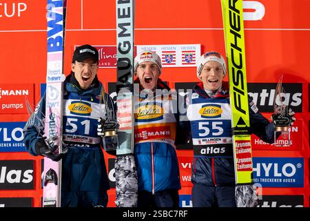 Willingen, Deutschland. Februar 2025. Skisport/Skispringen: Weltcup, große Schanze, Männer, 2. Runde: Zweitplatzierter Johann Andre Forfang aus Norwegen (l-r), Sieger Daniel Tschofenig aus Österreich und drittplatzierter Hoerl Jan aus Österreich jubeln während der Preisverleihung an. Quelle: David Inderlied/dpa/Alamy Live News Stockfoto