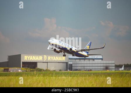 Stansted, England, Großbritannien, 03. Juni 2018: Ryanair Boeing 737-800 startete vom Flughafen Stansted vor dem Ryanair-Hangar Stockfoto