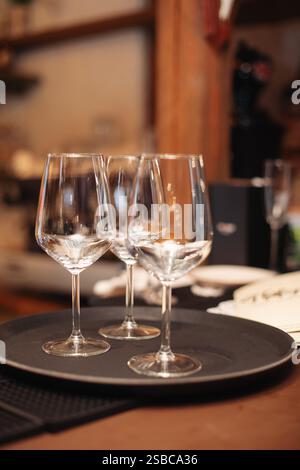 Zwei leere, schöne, saubere Gläser stehen auf einem Tablett im Restaurant. Stockfoto