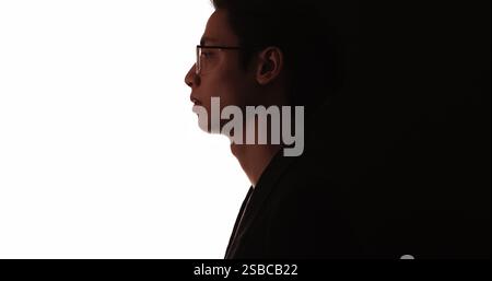 Elegante Silhouette. Teilfläche der Bezugslinie. Dunkle Kontrastprofilumrisse eines selbstbewussten nachdenklichen Geschäftsmannes in Brillen isoliert auf weißem schwarzen Leerraumhintergrund. Stockfoto