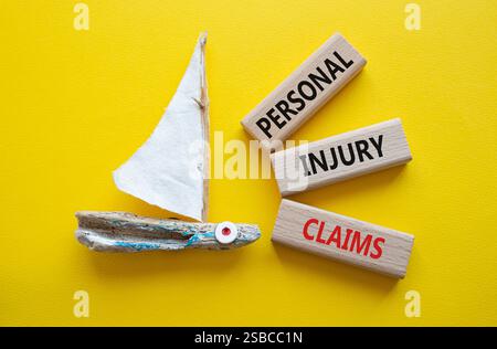 Symbol für Personenschäden. Konzeptworte Personenschäden an Holzklötzen. Schöner gelber Hintergrund mit Boot. Geschäftskonzept und Pers Stockfoto