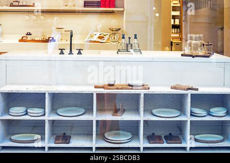 Stilvolle helle Einrichtung in der Küche mit weißen modularen Regalen und Geschirr Stockfoto