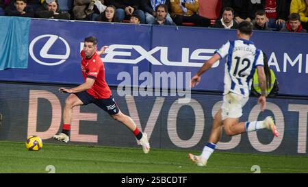Pamplona, Spanien. Januar 2025. Sport. Fußball/Fußball. Jesus Areso (12. CA Osasuna) und Javi Lopez (12. Real Sociedad) während des Fußballspiels der La Liga EA Sports zwischen CA Osasuna und Real Sociedad spielten am 2. Februar 2025 im El Sadar-Stadion in Pamplona (Spanien). Kredit: Inigo Alzugaray/Cordon Press Kredit: CORDON PRESS/Alamy Live News Stockfoto