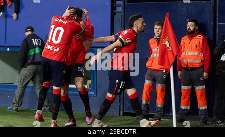 Pamplona, Spanien. Januar 2025. Sport. Fußball/Fußball. Die Spieler von CA Osasuna feiern ein Tor von ante Budimir (1:0) während des Fußballspiels La Liga EA Sports zwischen CA Osasuna und Real Sociedad, das am 2. Februar 2025 im El Sadar Stadion in Pamplona (Spanien) ausgetragen wurde. Kredit: Inigo Alzugaray/Cordon Press Kredit: CORDON PRESS/Alamy Live News Stockfoto