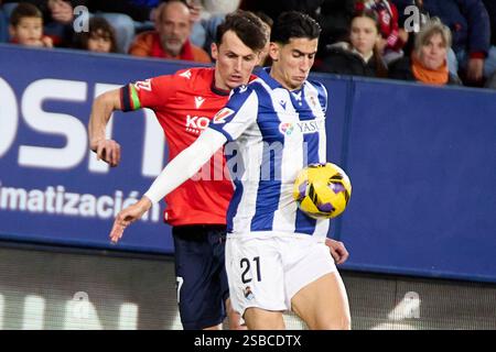 Pamplona, Spanien. Januar 2025. Sport. Fußball/Fußball. Ante Budimir (17. CA Osasuna) und Nayef Aguerd (21. Real Sociedad) während des Fußballspiels der La Liga EA Sports zwischen CA Osasuna und Real Sociedad spielten am 2. Februar 2025 im El Sadar Stadion in Pamplona (Spanien). Kredit: Inigo Alzugaray/Cordon Press Kredit: CORDON PRESS/Alamy Live News Stockfoto