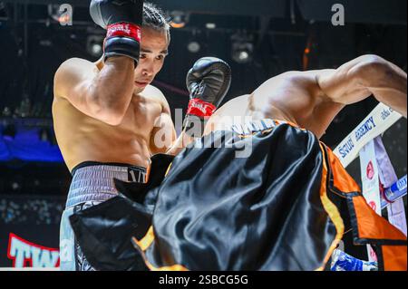 Bangkok, Thailand. Februar 2025. Yelshat Nikhemttolla (L) aus Kasachstan und Flasidus Nuna (R) aus Indonesien treten während ihres Wettkampfs der WBA Asia 118 lb in einen hitzigen Austausch ein. Yelshat Nikhemttolla aus Kasachstan sicherte sich einen spektakulären Knockout-Sieg über Flasidus Nuna aus Indonesien und gewann die WBA Asia 118 lb Championship in einem spannenden 10-Runden-Kampf. Der in Bangkok ausgetragene Kampf zeigte Nikhemttollas Macht und Präzision und festigte seine Position in der Boxszene. Quelle: SOPA Images Limited/Alamy Live News Stockfoto
