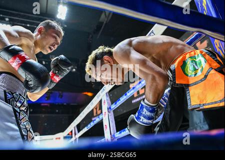 Bangkok, Thailand. Februar 2025. Yelshat Nikhemttolla (L) aus Kasachstan und Flasidus Nuna (R) aus Indonesien treten während ihres Wettkampfs der WBA Asia 118 lb in einen hitzigen Austausch ein. Yelshat Nikhemttolla aus Kasachstan sicherte sich einen spektakulären Knockout-Sieg über Flasidus Nuna aus Indonesien und gewann die WBA Asia 118 lb Championship in einem spannenden 10-Runden-Kampf. Der in Bangkok ausgetragene Kampf zeigte Nikhemttollas Macht und Präzision und festigte seine Position in der Boxszene. Quelle: SOPA Images Limited/Alamy Live News Stockfoto