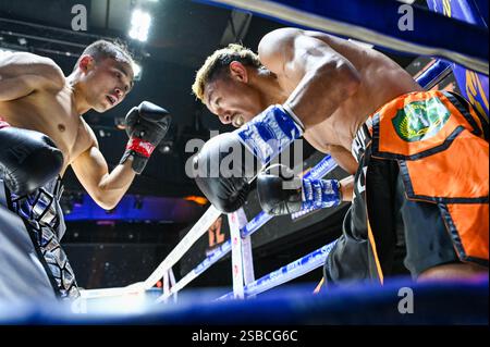 Bangkok, Thailand. Februar 2025. Yelshat Nikhemttolla (L) aus Kasachstan und Flasidus Nuna (R) aus Indonesien treten während ihres Wettkampfs der WBA Asia 118 lb in einen hitzigen Austausch ein. Yelshat Nikhemttolla aus Kasachstan sicherte sich einen spektakulären Knockout-Sieg über Flasidus Nuna aus Indonesien und gewann die WBA Asia 118 lb Championship in einem spannenden 10-Runden-Kampf. Der in Bangkok ausgetragene Kampf zeigte Nikhemttollas Macht und Präzision und festigte seine Position in der Boxszene. Quelle: SOPA Images Limited/Alamy Live News Stockfoto