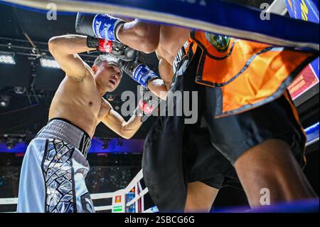 Bangkok, Thailand. Februar 2025. Yelshat Nikhemttolla (L) aus Kasachstan und Flasidus Nuna (R) aus Indonesien treten während ihres Wettkampfs der WBA Asia 118 lb in einen hitzigen Austausch ein. Yelshat Nikhemttolla aus Kasachstan sicherte sich einen spektakulären Knockout-Sieg über Flasidus Nuna aus Indonesien und gewann die WBA Asia 118 lb Championship in einem spannenden 10-Runden-Kampf. Der in Bangkok ausgetragene Kampf zeigte Nikhemttollas Macht und Präzision und festigte seine Position in der Boxszene. Quelle: SOPA Images Limited/Alamy Live News Stockfoto
