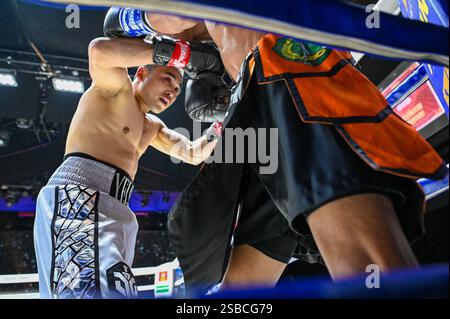 Bangkok, Thailand. Februar 2025. Yelshat Nikhemttolla (L) aus Kasachstan und Flasidus Nuna (R) aus Indonesien treten während ihres Wettkampfs der WBA Asia 118 lb in einen hitzigen Austausch ein. Yelshat Nikhemttolla aus Kasachstan sicherte sich einen spektakulären Knockout-Sieg über Flasidus Nuna aus Indonesien und gewann die WBA Asia 118 lb Championship in einem spannenden 10-Runden-Kampf. Der in Bangkok ausgetragene Kampf zeigte Nikhemttollas Macht und Präzision und festigte seine Position in der Boxszene. Quelle: SOPA Images Limited/Alamy Live News Stockfoto