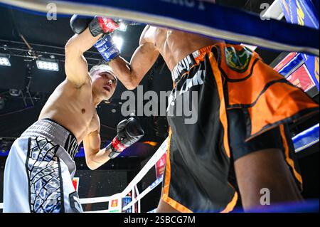 Bangkok, Thailand. Februar 2025. Yelshat Nikhemttolla (L) aus Kasachstan und Flasidus Nuna (R) aus Indonesien treten während ihres Wettkampfs der WBA Asia 118 lb in einen hitzigen Austausch ein. Yelshat Nikhemttolla aus Kasachstan sicherte sich einen spektakulären Knockout-Sieg über Flasidus Nuna aus Indonesien und gewann die WBA Asia 118 lb Championship in einem spannenden 10-Runden-Kampf. Der in Bangkok ausgetragene Kampf zeigte Nikhemttollas Macht und Präzision und festigte seine Position in der Boxszene. Quelle: SOPA Images Limited/Alamy Live News Stockfoto