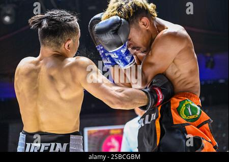 Bangkok, Thailand. Februar 2025. Yelshat Nikhemttolla (L) aus Kasachstan und Flasidus Nuna (R) aus Indonesien treten während ihres Wettkampfs der WBA Asia 118 lb in einen hitzigen Austausch ein. Yelshat Nikhemttolla aus Kasachstan sicherte sich einen spektakulären Knockout-Sieg über Flasidus Nuna aus Indonesien und gewann die WBA Asia 118 lb Championship in einem spannenden 10-Runden-Kampf. Der in Bangkok ausgetragene Kampf zeigte Nikhemttollas Macht und Präzision und festigte seine Position in der Boxszene. Quelle: SOPA Images Limited/Alamy Live News Stockfoto