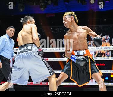Bangkok, Thailand. Februar 2025. Yelshat Nikhemttolla (R) aus Kasachstan und Flasidus Nuna (L) aus Indonesien treten während ihres Wettkampfs der WBA Asia 118 lb in einen hitzigen Austausch ein. Yelshat Nikhemttolla aus Kasachstan sicherte sich einen spektakulären Knockout-Sieg über Flasidus Nuna aus Indonesien und gewann die WBA Asia 118 lb Championship in einem spannenden 10-Runden-Kampf. Der in Bangkok ausgetragene Kampf zeigte Nikhemttollas Macht und Präzision und festigte seine Position in der Boxszene. Quelle: SOPA Images Limited/Alamy Live News Stockfoto