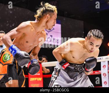 Bangkok, Thailand. Februar 2025. Yelshat Nikhemttolla (R) aus Kasachstan und Flasidus Nuna (L) aus Indonesien treten während ihres Wettkampfs der WBA Asia 118 lb in einen hitzigen Austausch ein. Yelshat Nikhemttolla aus Kasachstan sicherte sich einen spektakulären Knockout-Sieg über Flasidus Nuna aus Indonesien und gewann die WBA Asia 118 lb Championship in einem spannenden 10-Runden-Kampf. Der in Bangkok ausgetragene Kampf zeigte Nikhemttollas Macht und Präzision und festigte seine Position in der Boxszene. Quelle: SOPA Images Limited/Alamy Live News Stockfoto