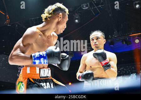 Bangkok, Thailand. Februar 2025. Yelshat Nikhemttolla (R) aus Kasachstan und Flasidus Nuna (L) aus Indonesien treten während ihres Wettkampfs der WBA Asia 118 lb in einen hitzigen Austausch ein. Yelshat Nikhemttolla aus Kasachstan sicherte sich einen spektakulären Knockout-Sieg über Flasidus Nuna aus Indonesien und gewann die WBA Asia 118 lb Championship in einem spannenden 10-Runden-Kampf. Der in Bangkok ausgetragene Kampf zeigte Nikhemttollas Macht und Präzision und festigte seine Position in der Boxszene. Quelle: SOPA Images Limited/Alamy Live News Stockfoto