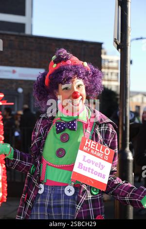 London, UK, 2. Februar 2025. In der All Saints Trinity Church in Haggerston im Osten Londons fand der 79. Jährliche Grimaldi-Clowns-Gottesdienst statt. Joseph Grimaldi, geboren 1778, machte die Rolle der Clowns im britischen Pantomime- und Slapstick-Humor bekannt. Kredit : Monica Wells/Alamy Live News Stockfoto
