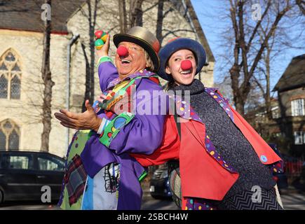 London, UK, 2. Februar 2025. In der All Saints Trinity Church in Haggerston im Osten Londons fand der 79. Jährliche Grimaldi-Clowns-Gottesdienst statt. Joseph Grimaldi, geboren 1778, machte die Rolle der Clowns im britischen Pantomime- und Slapstick-Humor bekannt. Kredit : Monica Wells/Alamy Live News Stockfoto