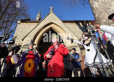 London, UK, 2. Februar 2025. In der All Saints Trinity Church in Haggerston im Osten Londons fand der 79. Jährliche Grimaldi-Clowns-Gottesdienst statt. Joseph Grimaldi, geboren 1778, machte die Rolle der Clowns im britischen Pantomime- und Slapstick-Humor bekannt. Kredit : Monica Wells/Alamy Live News Stockfoto