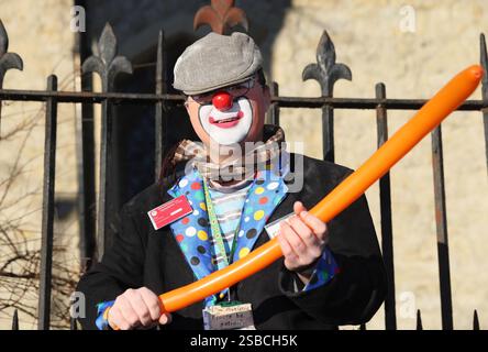 London, UK, 2. Februar 2025. In der All Saints Trinity Church in Haggerston im Osten Londons fand der 79. Jährliche Grimaldi-Clowns-Gottesdienst statt. Joseph Grimaldi, geboren 1778, machte die Rolle der Clowns im britischen Pantomime- und Slapstick-Humor bekannt. Kredit : Monica Wells/Alamy Live News Stockfoto