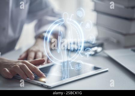 Der Arzt verwendet moderne Technologien, einen virtuellen Bildschirm mit Hologramm. Der Begriff der Medizin der Zukunft. Stockfoto