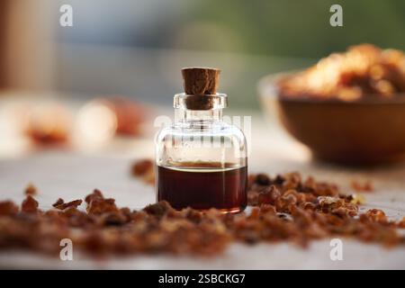 Ätherisches Myrrhenöl in einer Glasflasche Stockfoto