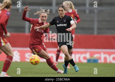 St Helens, Großbritannien. Februar 2025. Liverpool FC gegen Westham Utd FC Barclays Womens Super League Totally Wicked Stadium. St. Helens ENGLAND - 2. Februar 2025 Katrina Gorry von West Ham United während des Spiels der Barclays Womens Super League zwischen Liverpool FC und West Ham Utd FC im Totally Wicked Stadium. Am 2. Februar 2025 in St. Helens.England Stockfoto