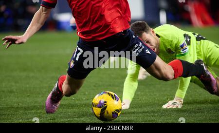 Pamplona, Spanien. Januar 2025. Sport. Fußball/Fußball. Ante Budimir (17. CA Osasuna) und Alex Remiro (1. Real Sociedad) spielten am 2. Februar 2025 im El Sadar Stadion in Pamplona (Spanien) während des Fußballspiels La Liga EA Sports zwischen CA Osasuna und Real Sociedad. Kredit: Inigo Alzugaray/Cordon Press Kredit: CORDON PRESS/Alamy Live News Stockfoto