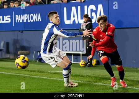 Pamplona, Spanien. Januar 2025. Sport. Fußball/Fußball. Igor Zubeldia (5. Real Sociedad) und Aimar Oroz (10. CA Osasuna) während des Fußballspiels der La Liga EA Sports zwischen CA Osasuna und Real Sociedad spielten am 2. Februar 2025 im El Sadar Stadion in Pamplona (Spanien). Kredit: Inigo Alzugaray/Cordon Press Kredit: CORDON PRESS/Alamy Live News Stockfoto