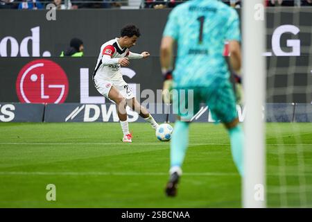 Schuss / Torchance von Nathaniel Brown (SG Eintracht Frankfurt, #21) GER, SG Eintracht Frankfurt gegen VfL Wolfsburg, Fussball, 1. Bundesliga, 20. Spieltag, Spielzeit 2024/2025, 02.02.25. DFL-VORSCHRIFTEN VERBIETEN DIE VERWENDUNG VON FOTOS ALS BILDSEQUENZEN UND/ODER QUASI-VIDEO. Foto: Eibner-Pressefoto/Gerald Oelze-de Stoppany Stockfoto