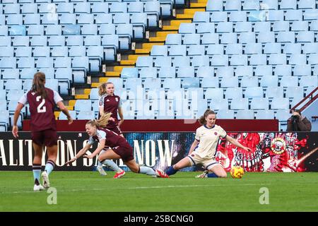 Birmingham, Großbritannien. Februar 2025. Chelsea übte den Druck während des Women's Super League-Spiels zwischen Aston Villa Women und Chelsea Women im Villa Park in Birmingham, England am 2. Februar 2025 aus. Foto von Stuart Leggett. Nur redaktionelle Verwendung, Lizenz für kommerzielle Nutzung erforderlich. Keine Verwendung bei Wetten, Spielen oder Publikationen eines einzelnen Clubs/einer Liga/eines Spielers. Quelle: UK Sports Pics Ltd/Alamy Live News Stockfoto