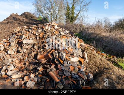 Ein Haufen Abbruchschutt stürzte auf dem Land Stockfoto