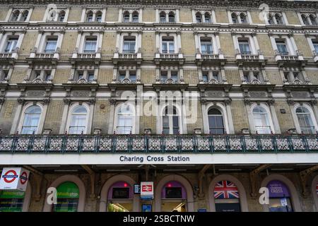 London, Großbritannien. Januar 2025. Die Architektur des Eingangs zum Bahnhof Charing Cross, in der Nähe des Trafalgar Square, Central London, Großbritannien Stockfoto
