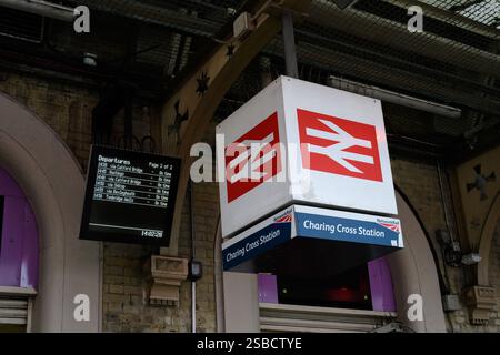 London, Großbritannien. Januar 2025. Die Abfahrtszeiten des Zuges werden an Bord neben dem British Rail-Logo vor dem Bahnhof Charing Cross und der U-Bahn-Station C angezeigt Stockfoto