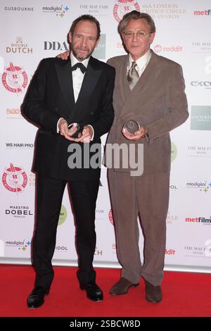 Ralph Fiennes (links), Gewinner des Actor of the Year Awards, und Daniel Craig, Gewinner des Dilys Powell Award for Excellence in Film, im Gewinnerzimmer der London Critics' Circle Film Awards im May Fair Hotel in London. Bilddatum: Sonntag, 2. Februar 2025. Stockfoto