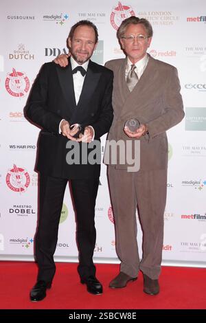 Ralph Fiennes (links), Gewinner des Actor of the Year Awards, und Daniel Craig, Gewinner des Dilys Powell Award for Excellence in Film, im Gewinnerzimmer der London Critics' Circle Film Awards im May Fair Hotel in London. Bilddatum: Sonntag, 2. Februar 2025. Stockfoto