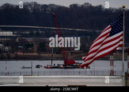 Arlington, Usa. Februar 2025. Am Sonntag, den 2. Februar 2025, werden Bergungsexperten die Überreste des American Eagle Wreckage aus dem Potomac River in der Nähe des Reagan National Airport in Arlington, VA, abheben. Der American Eagle-Flug 5342 und ein Militärhubschrauber kollidierten am 29. Januar ohne Überlebende. Foto: Ken Cedeno/UPI Credit: UPI/Alamy Live News Stockfoto
