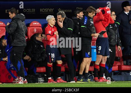 Pamplona, Spanien. Januar 2025. Sport. Fußball/Fußball. Bryan Zaragoza (19. CA Osasuna) und Vicente Moreno (Trainer VON CA Osasuna) während des Fußballspiels der La Liga EA Sports zwischen CA Osasuna und Real Sociedad spielten am 2. Februar 2025 im El Sadar Stadion in Pamplona (Spanien). Kredit: Inigo Alzugaray/Cordon Press Kredit: CORDON PRESS/Alamy Live News Stockfoto