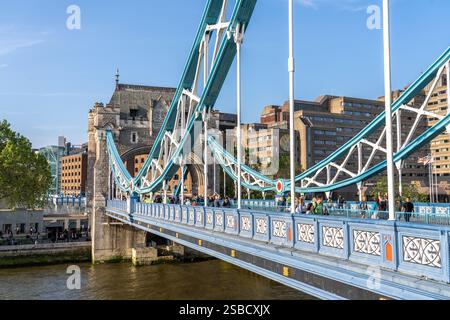London England - 28. Mai 2023: Menschen gehen auf der Tower Bridge über die Themse in London England Stockfoto