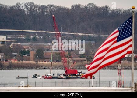 Arlington, Usa. Februar 2025. Am Sonntag, den 2. Februar 2025, werden Bergungsexperten die Überreste des American Eagle Wreckage aus dem Potomac River in der Nähe des Reagan National Airport in Arlington, VA, abheben. Der American Eagle-Flug 5342 und ein Militärhubschrauber kollidierten am 29. Januar ohne Überlebende. Foto: Ken Cedeno/UPI Credit: UPI/Alamy Live News Stockfoto