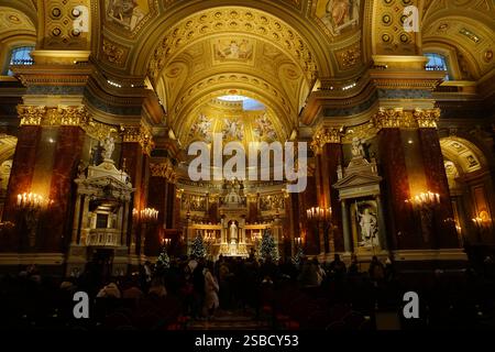 Das Innere der Kirche des Wahrzeichens St. Stephans Basilika von Budapest, Ungarn, mit seiner goldenen Freskendecke und dem kunstvollen Altar Stockfoto
